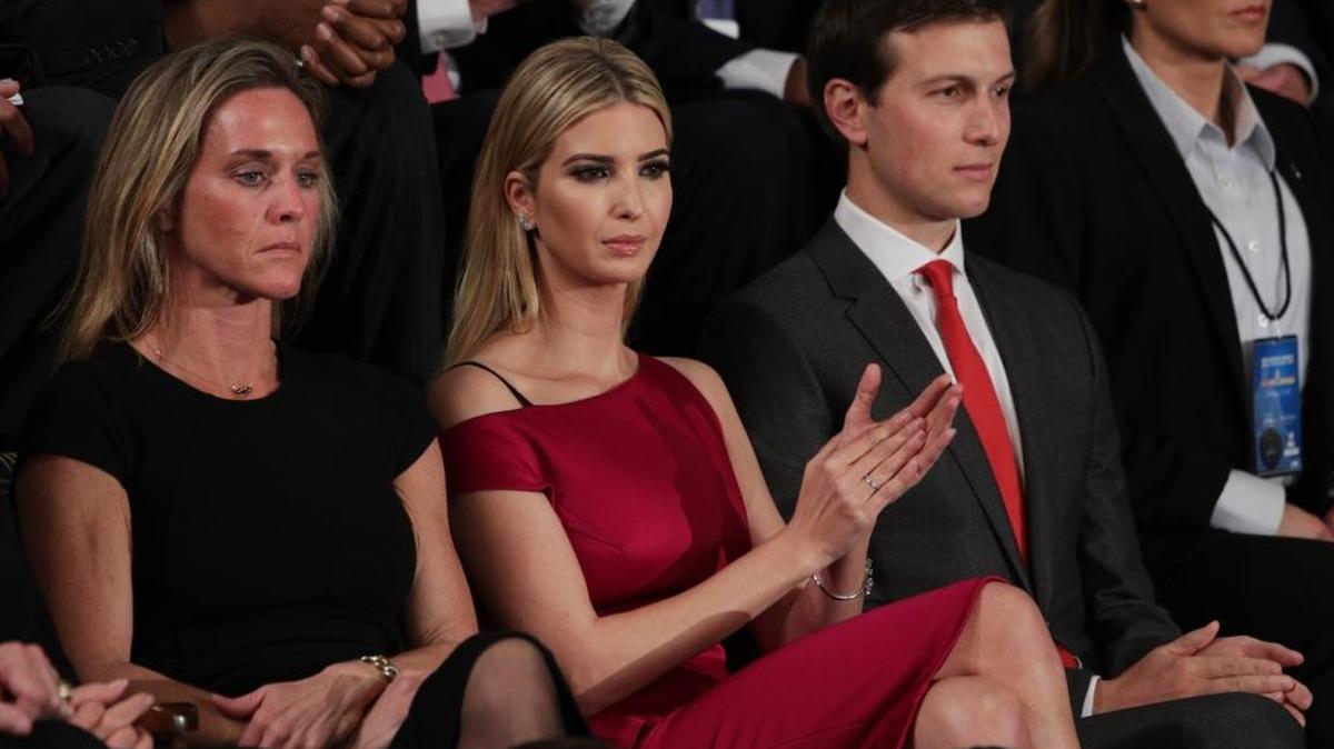 Ivanka Trump (al centro) y su esposo, el Consejero adjunto de la Casa Blanca, Jared Kushner (der.) observan el discurso de Trump ante el Congreso, el 28 de febrero.