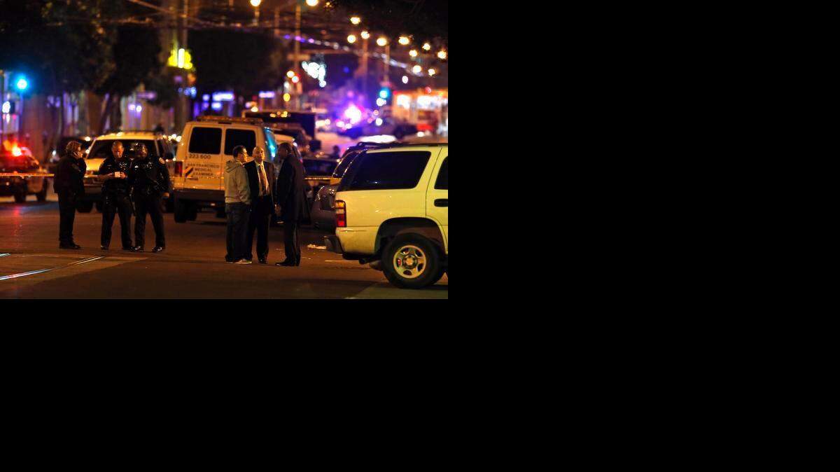 
Oficiales uniformados y detectives del Departamento de Policía de San Francisco investigando la aparición de una maleta llena de partes humanas.
