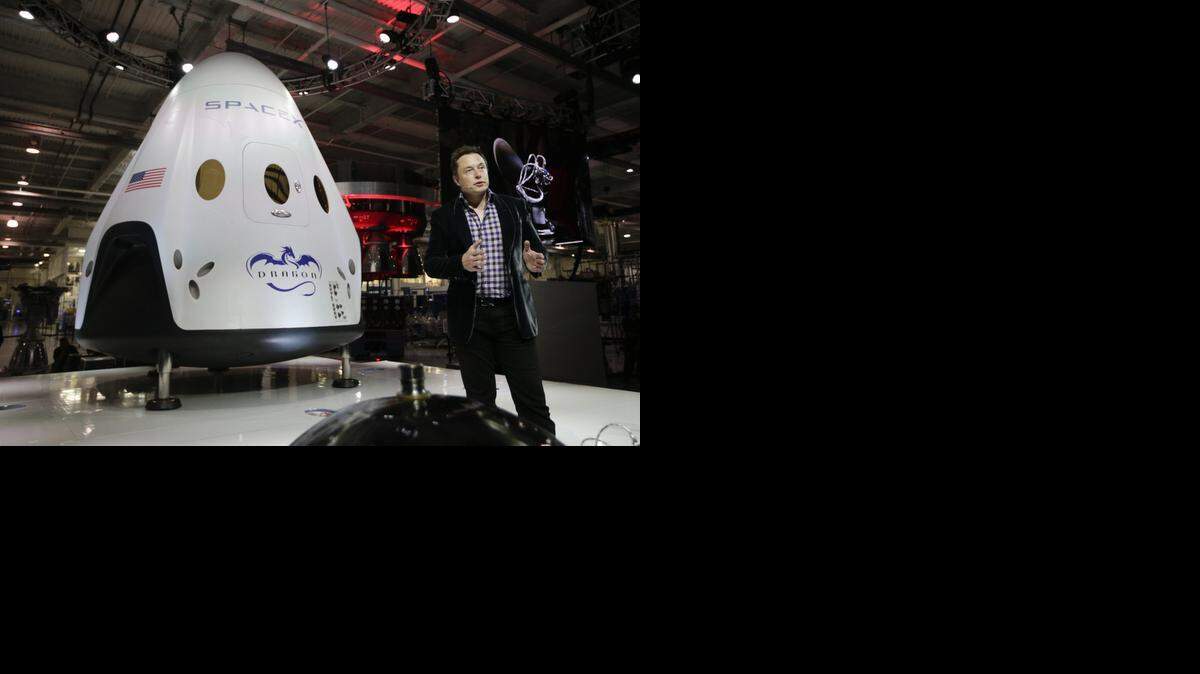 
Elon Musk, CEO y CTO de SpaceX, presenta la nave espacial SpaceX Dragón V2 en la sede de SpaceX en Hawthorne, California. Foto de archivo.

 






