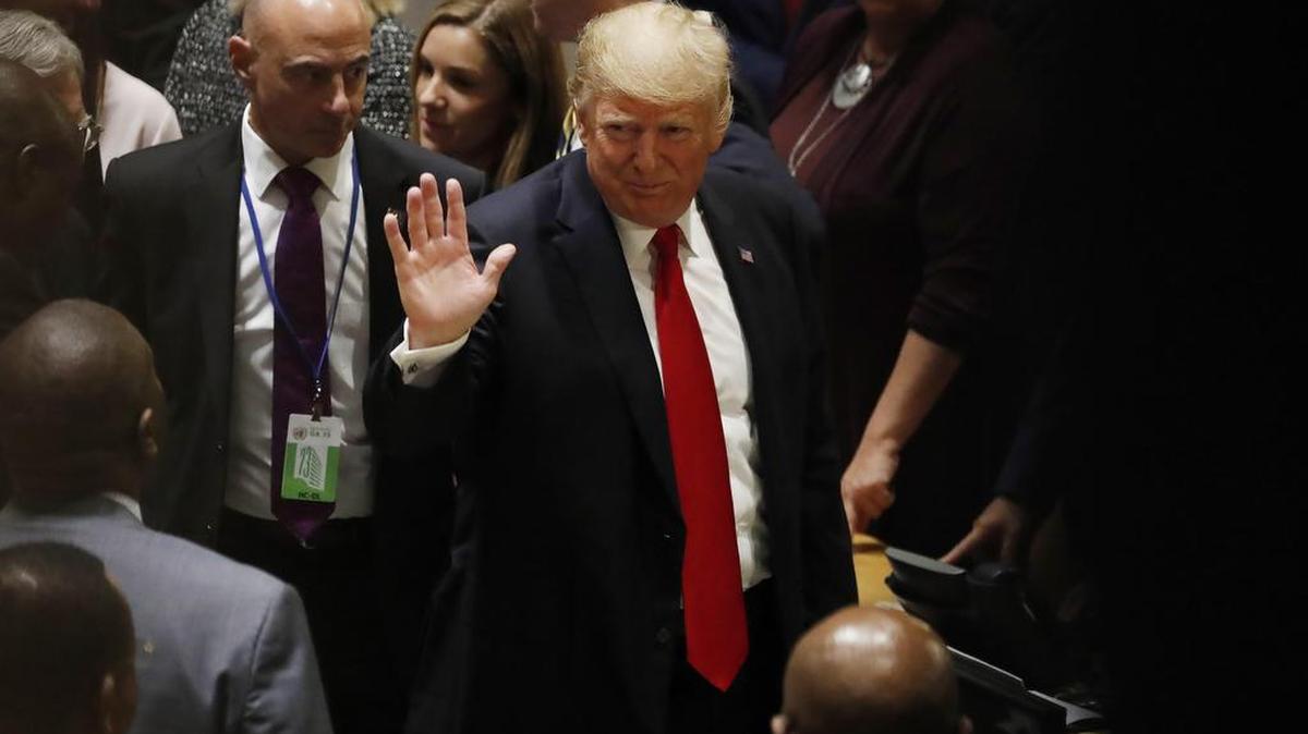 El presidente de los Estados Unidos, Donald Trump, saluda tras su discurso durante una reunión de líderes internacionales sobre el problema de las drogas celebrado en la víspera de la apertura de la 73 sesión de la Asamblea General de Naciones Unidas (ONU), en la sede de la ONU en Nueva York, Estados Unidos, el 24 de septiembre de 2018.