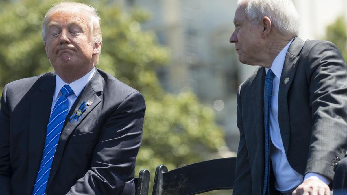 Esta foto de archivo tomada el 15 de mayo de 2017 muestra al Presidente de los Estados Unidos, Donald Trump, con el Fiscal General Jeff Sessions durante el 36o Servicio Anual de Conmemoración de los Oficiales Nacionales de Paz en el Capitolio de los Estados Unidos en Washington, DC.