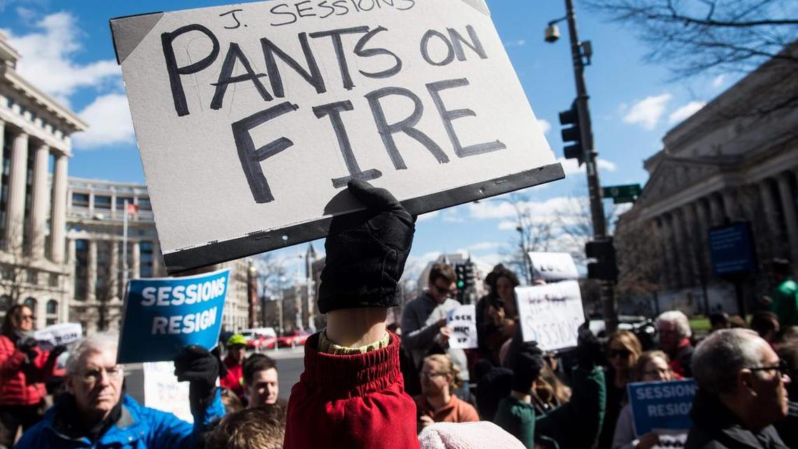 Manifestantes piden la renuncia del Fiscal General de los Estados Unidos Jeff Sessions ante el Departamento de Justicia en Washington, DC, el 2 de marzo de 2017.