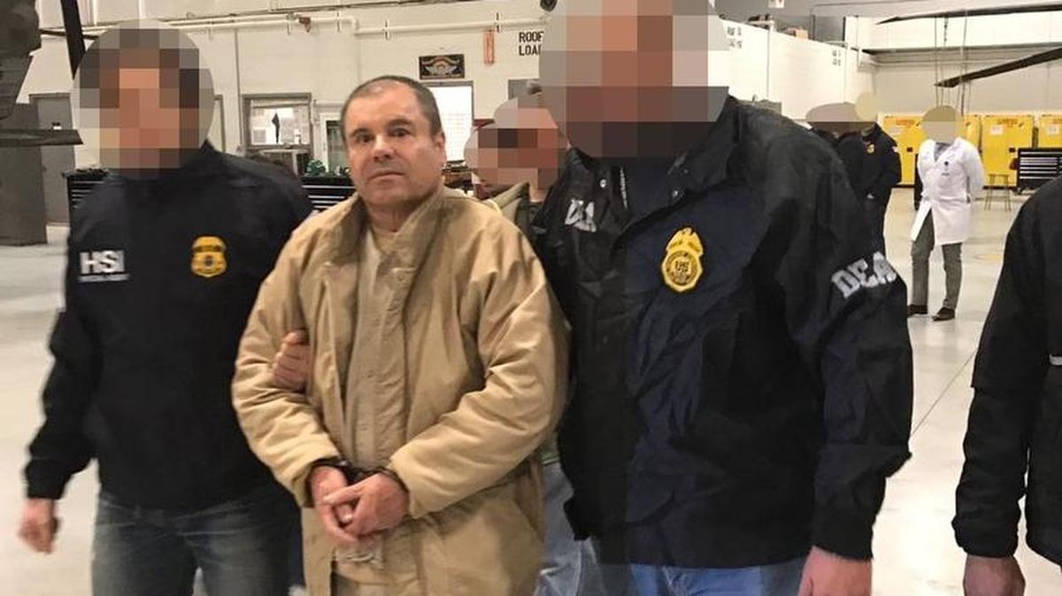 El narcotraficante mexicano Joaquín "El Chapo" Guzmán es visto el jueves 19 de enero de 2017, a su llegada al aeropuerto MacArthur, en Nueva York (Estados Unidos), procedente de Ciudad Juárez (México), donde es recibido por autoridades estadounidenses para ser presentado ante los tribunales de Nueva York.