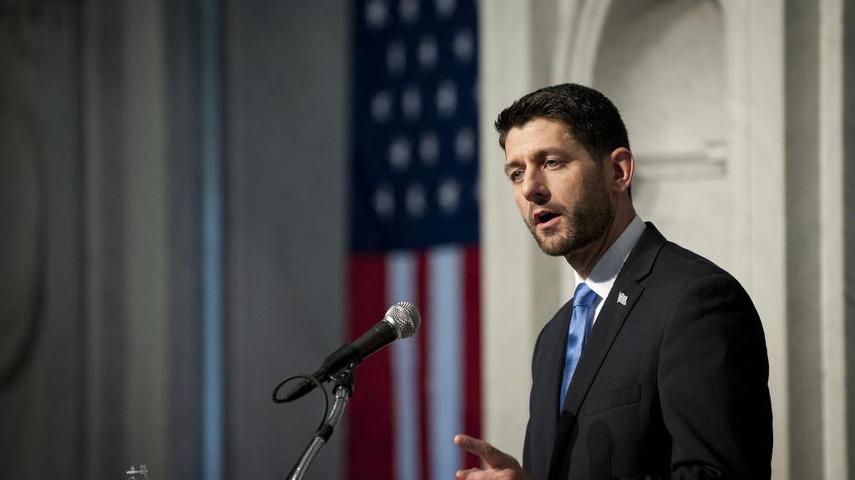 Paul Ryan dijo que “esta ley de cinco años, financiada plenamente, permitirá mantener nuestras autopistas, puentes, vías de tren y otros sistemas de transporte”.