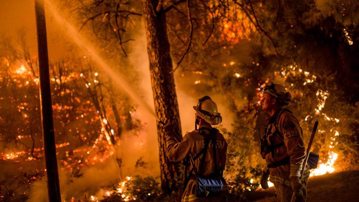 
California declaró este domingo el estado de emergencia en el norte de su territorio ante la voracidad de dos incendios, que obligaron a miles de personas a escapar de esta zona del oeste de Estados Unidos.
