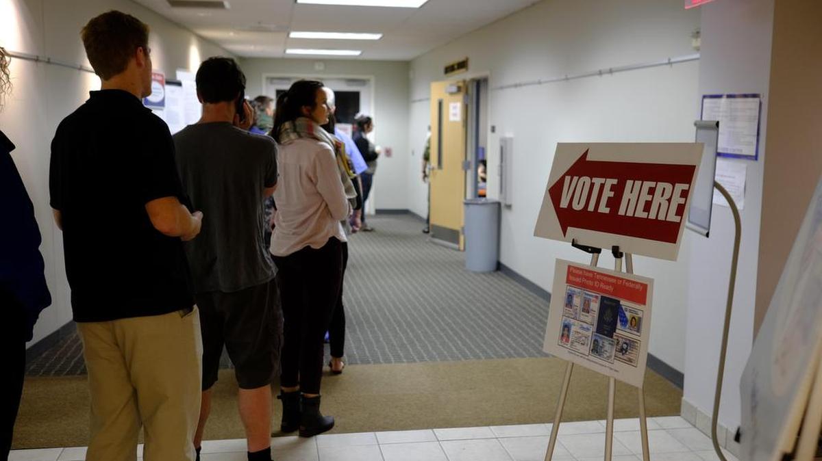 Votantes esperan en fila para emitir su voto el último día de voto anticipado el jueves 1 de noviembre de 2018, en la Biblioteca Green Hills en Nashville, Tennessee.