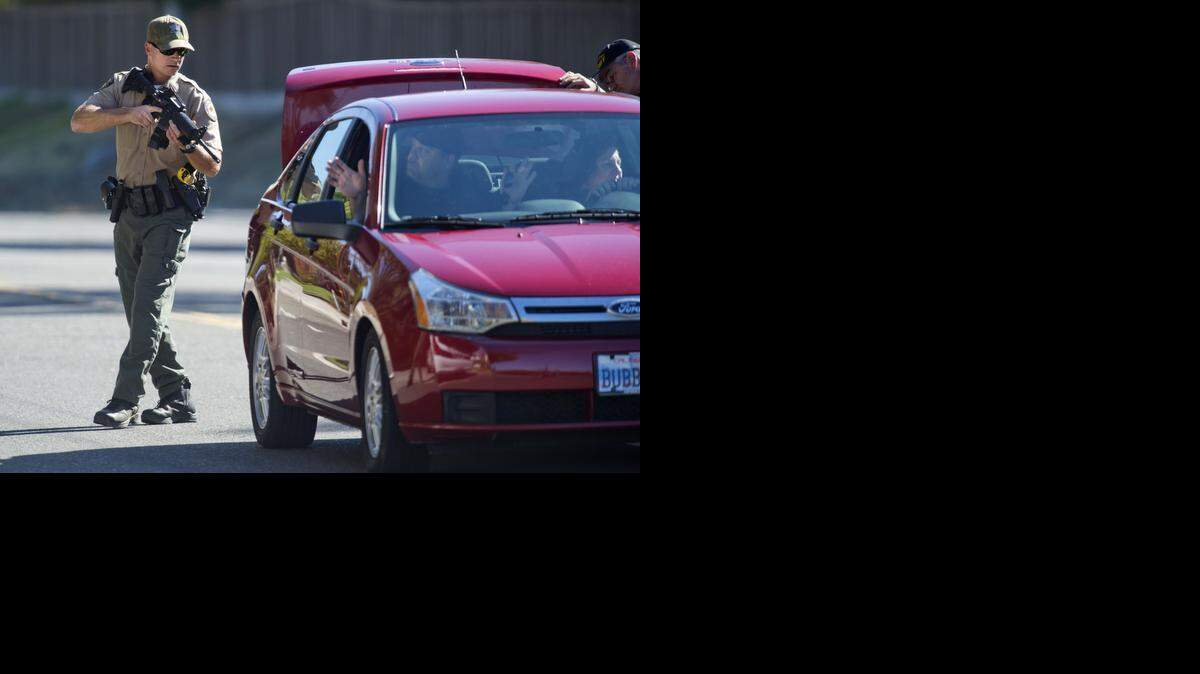 
Un oficial en California revisa el maletero de un auto durante la búsqueda el viernes del sospechoso del tiroteo. 

