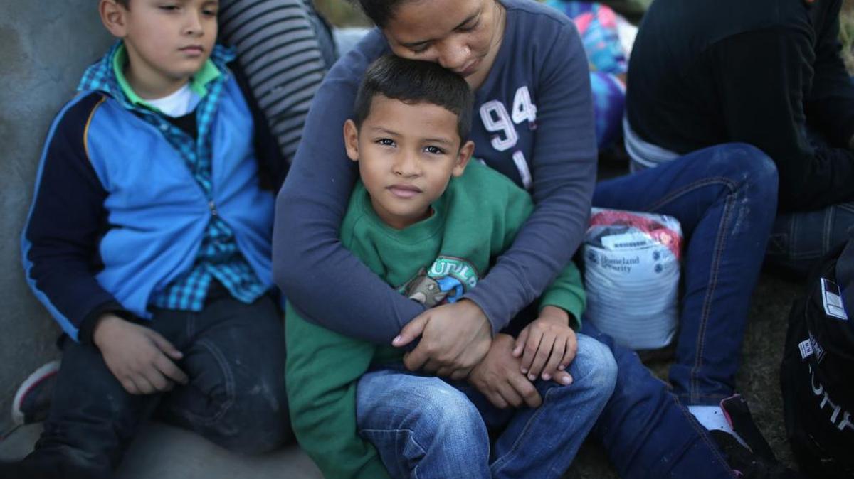 Una madre hondureña abraza a su hijo, de 7 años, tras entregarse a la Patrulla Fronteriza cerca de Rio Grande City, Texas, en diciembre del 2015.
