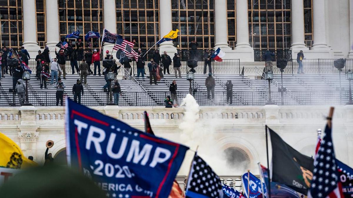 Los partidarios del presidente de los Estados Unidos, Donald Trump, se enfrentan con la policía del Capitolio durante un motín en el Capitolio de los Estados Unidos el 6 de enero de 2021, en Washington, DC El miércoles, los jueces de la Corte Suprema dijeron que el reclamo del privilegio ejecutivo del expresidente no podía superar las opiniones del presidente. Joe Biden, quien apoya la publicación de documentos relacionados. (Alex Edelman/AFP/Getty Images/TNS)