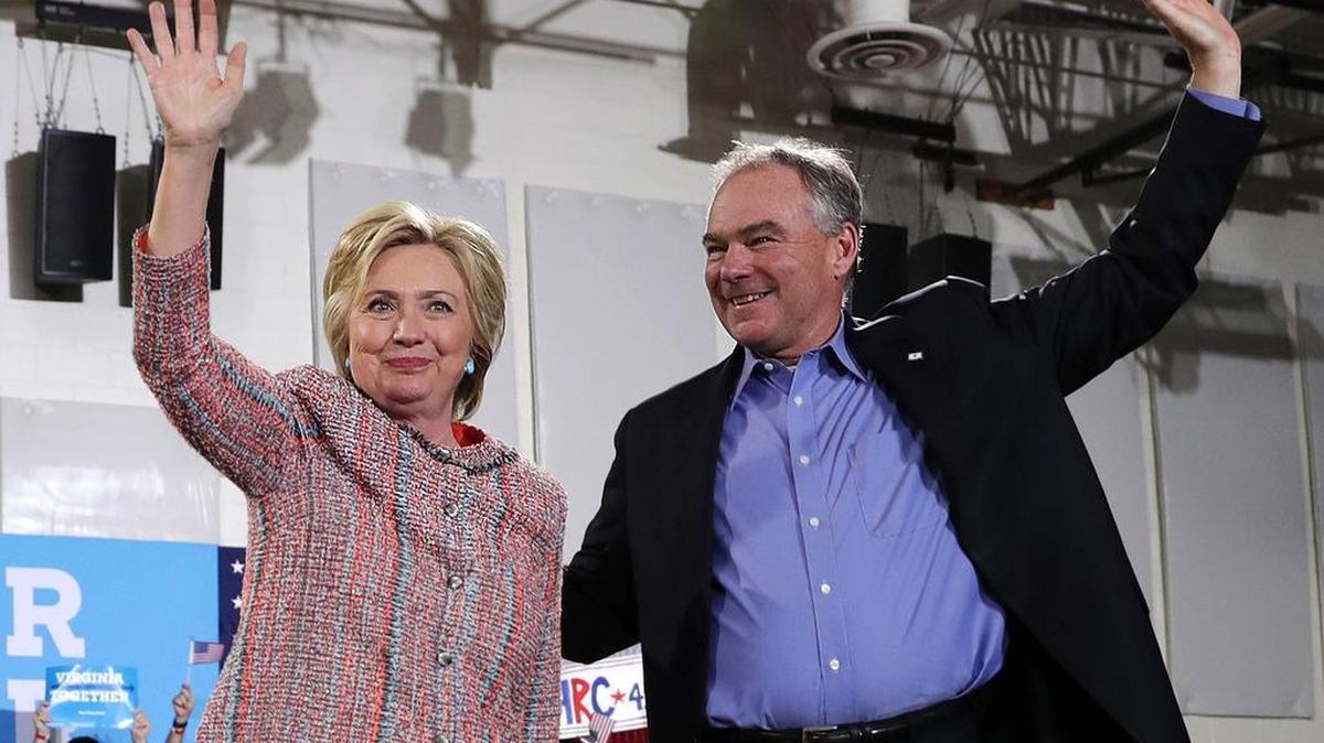 La virtual candidata Hillary Clinton junto al senador Tim Kaine durante un acto de campaña en Virginia.