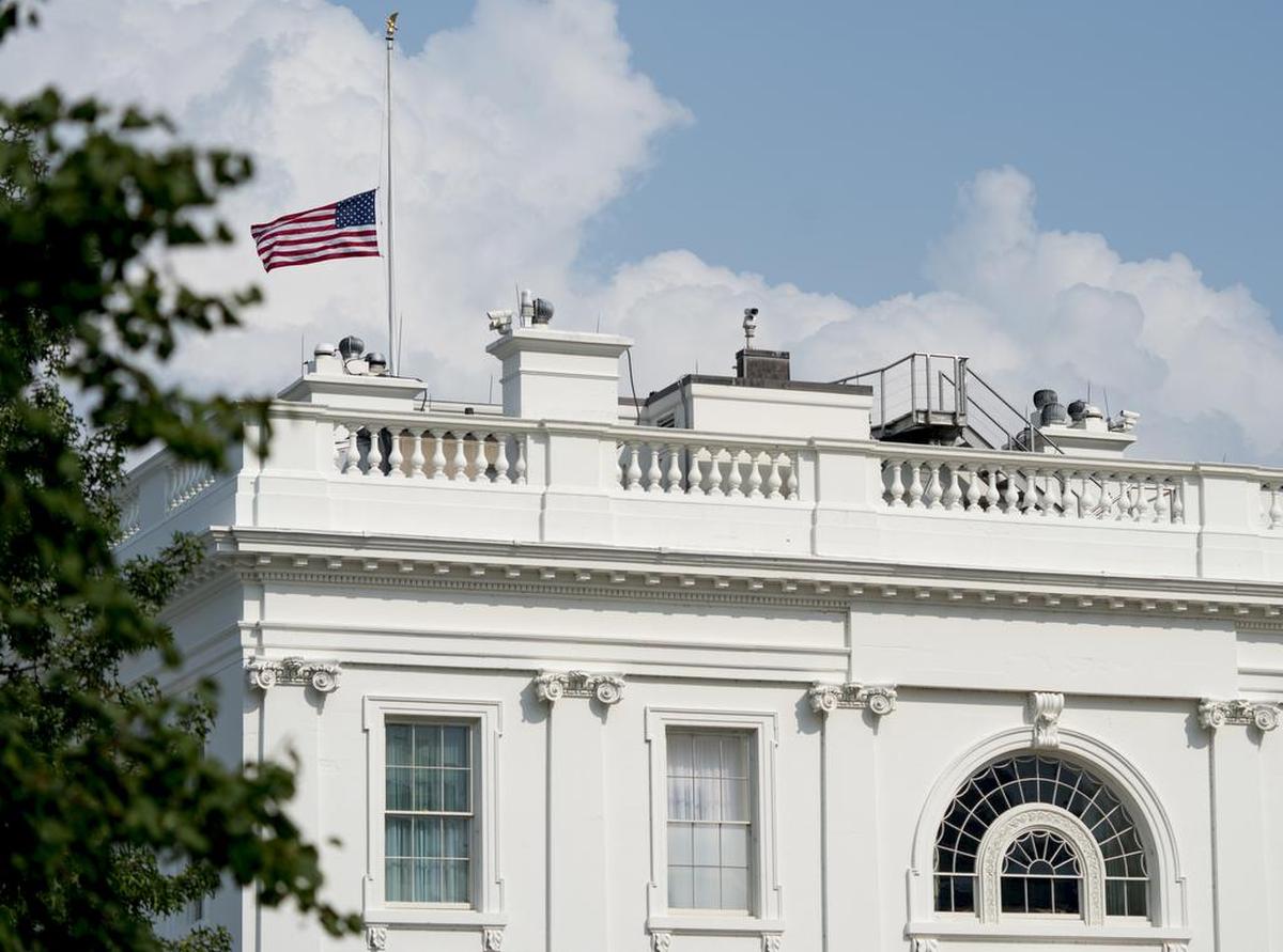 La bandera de Estados Unidos ondea a media asta en la Casa Blanca, el lunes 27 de agosto dell 2018, en Washington D.C.