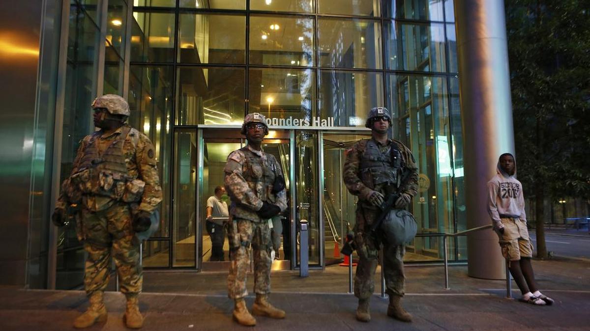 La Guardia Nacional se despliega en Carolina del Norte, luego que el gobernador Pat McCrory, declaró el estado de emergencia.