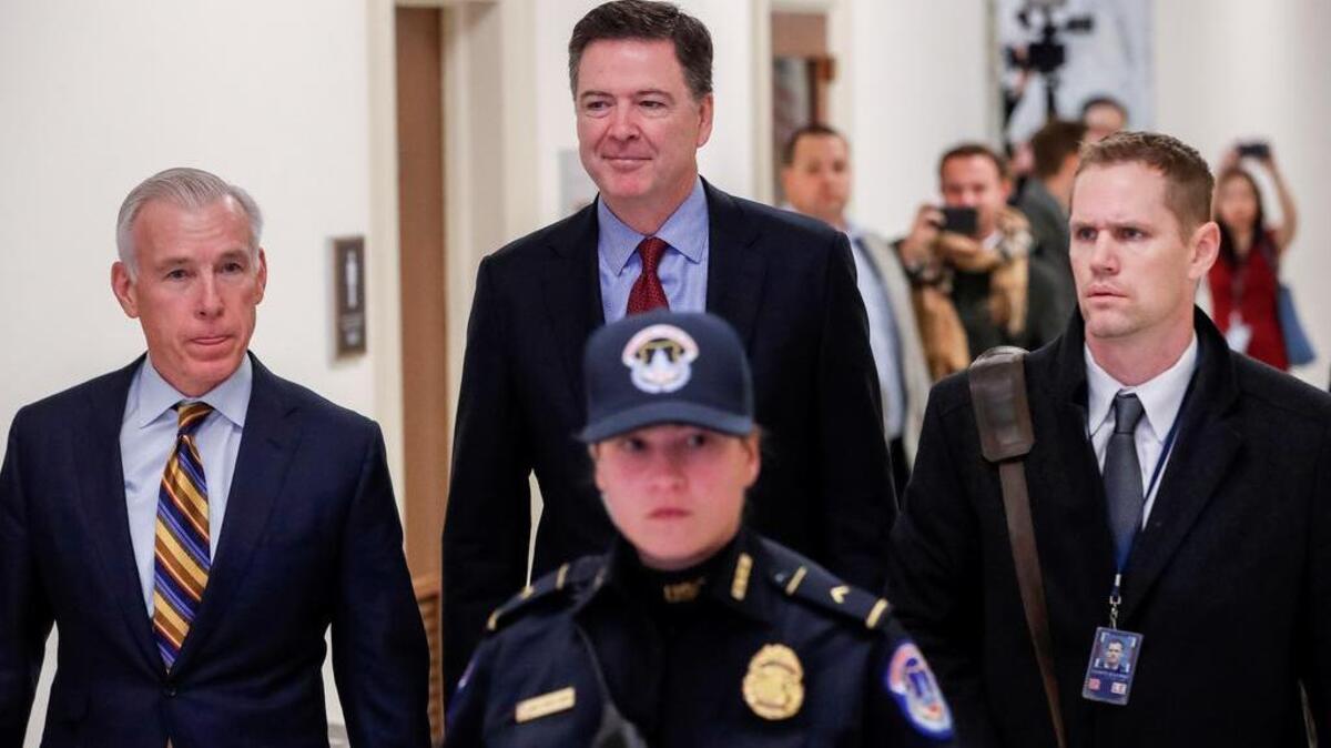 El exdirector del FBI, James Comey (c), asiste a una audiencia privada ante el Congreso de Estados Unidos en el Capitolio, en Washington, Estados Unidos, el 7 de diciembre de 2018.