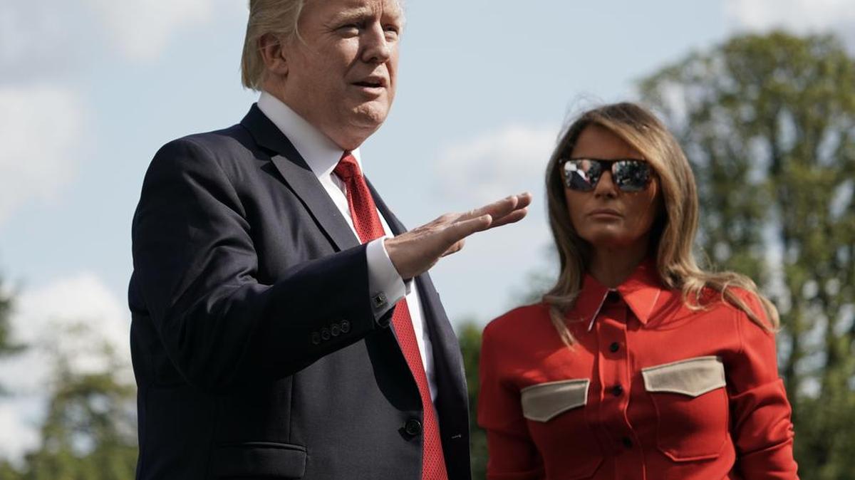 El presidente Donald Trump, acompañado de la primera dama Melania Trump, responde preguntas de los reporteros en la Casa Blanca, el domingo 10 de septiembre de 2017.