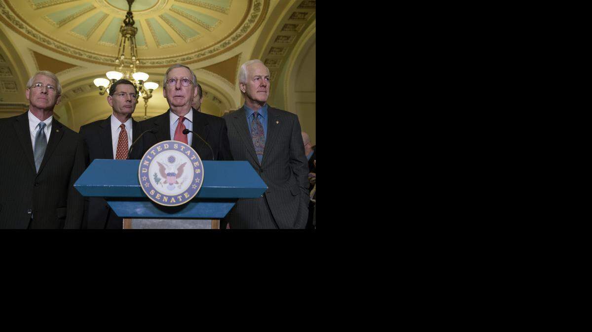 
El lider de la mayoría republicana en el Senado Mitch McConnell (centro), habla el martes a la prensa en el Capitolio.



