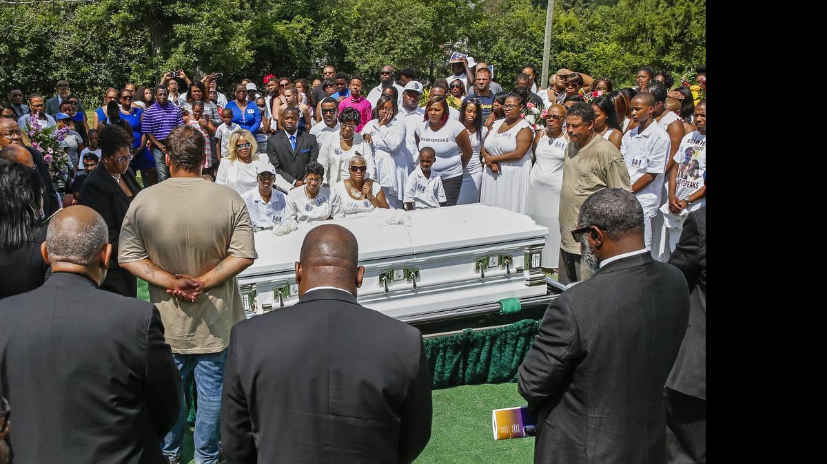 
Familiares y amigos acompañan el féretro con los restos de Sandra Bland durante los servicios fúnebres, el sábado, en el cementerio Mount Glenwood Memory Gardens en Willow Springs, Illinois,
