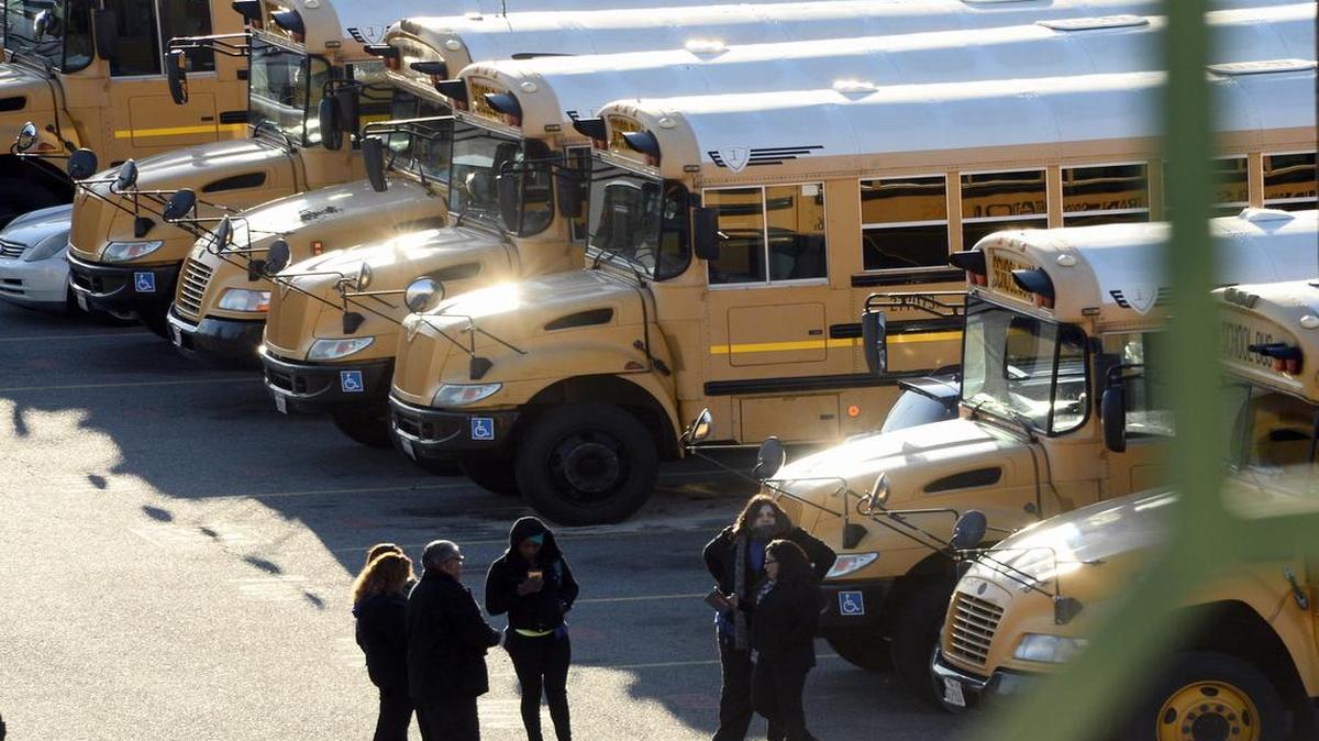 Conductores del servicio de autobuses escolar esperan órdenes tras las "amenzas no especificadas" contra los colegios en Los Ángeles, California, Estados Unidos hoy 15 de diciembre de 2015.