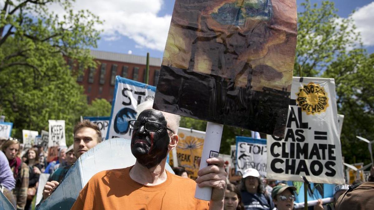 Las autoridades retiraron el domingo a activistas que bloqueaban las vías del ferrocarril que conducen a dos refinerías de petróleo en el estado de Washington y detuvieron a 52 manifestantes.