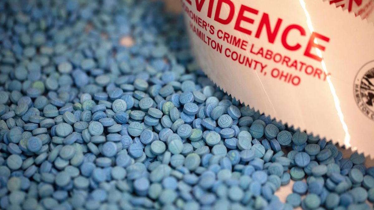 Un hombre de Cape Coral, en el suroeste de Florida, fue condenado a 21 años de cárcel por liderar una operación a gran escala de fabricación de drogas, incluidas pastillas falsificadas que contenían fentanilo, y por los delitos de fraude bancario y posesión de armas de fuego.