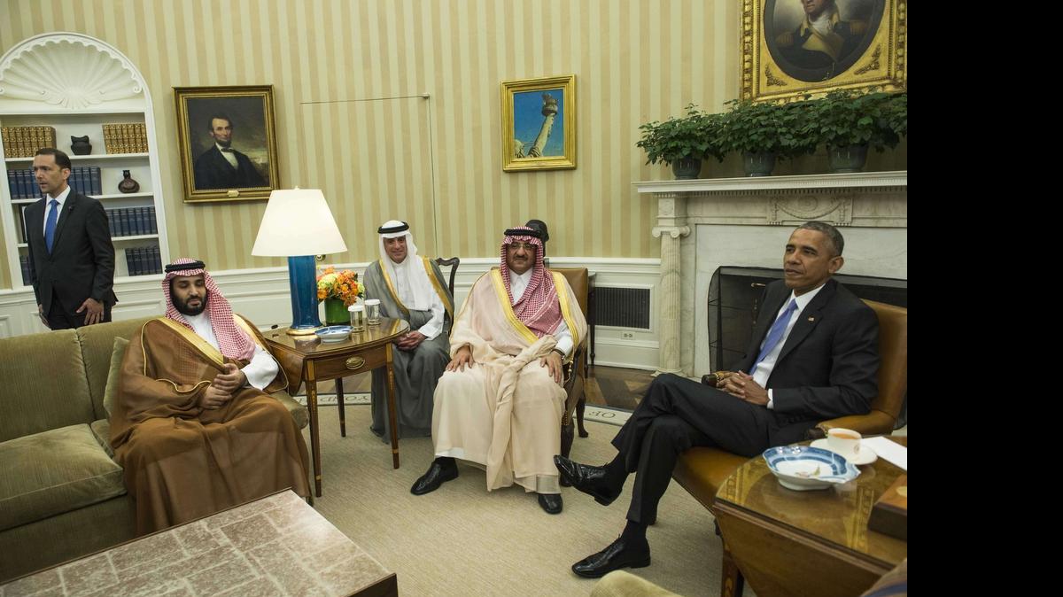 
Obama recibió a dos príncipes sauditas en la Casa Blanca horas antes de inaugurar, con una cena en la residencia presidencial, una cumbre que durará hasta mañana jueves.
