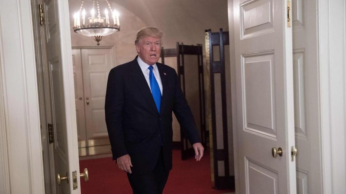 El presidente Donald Trump llega al Diplomatic Room de la Casa Blanca en Washington, DC, el 14 de junio.