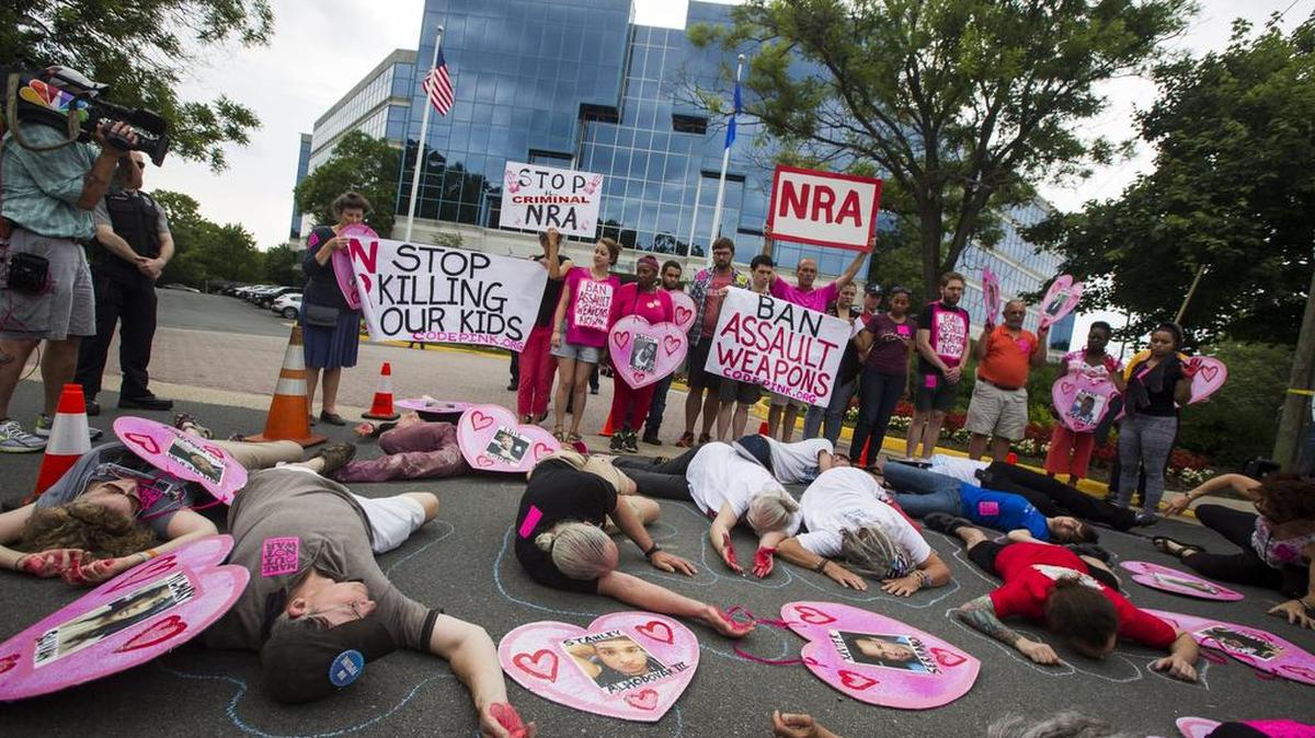 Miembros del grupo pacifista Codepink y otros manifestantes participan en un simulacro en el exterior de la sede de la Asociación Nacional del Rifle (NRA) en Fairfax, en el estado de Virginia, Estados Unidos hoy, 21 de junio de 2016.