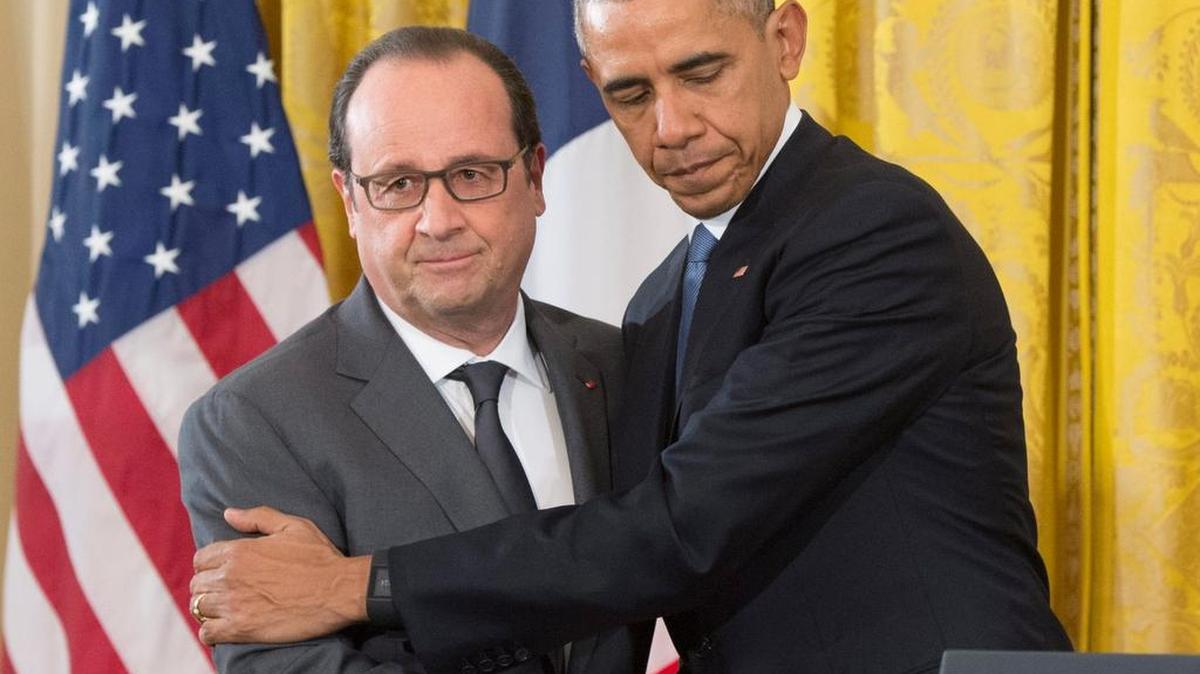 El presidente Barack Obama (der), saluda a su homólogo francés, François Hollande, durante la rueda de prensa ofrecida tras una reunión en la Casa Blanca, el miércoles.