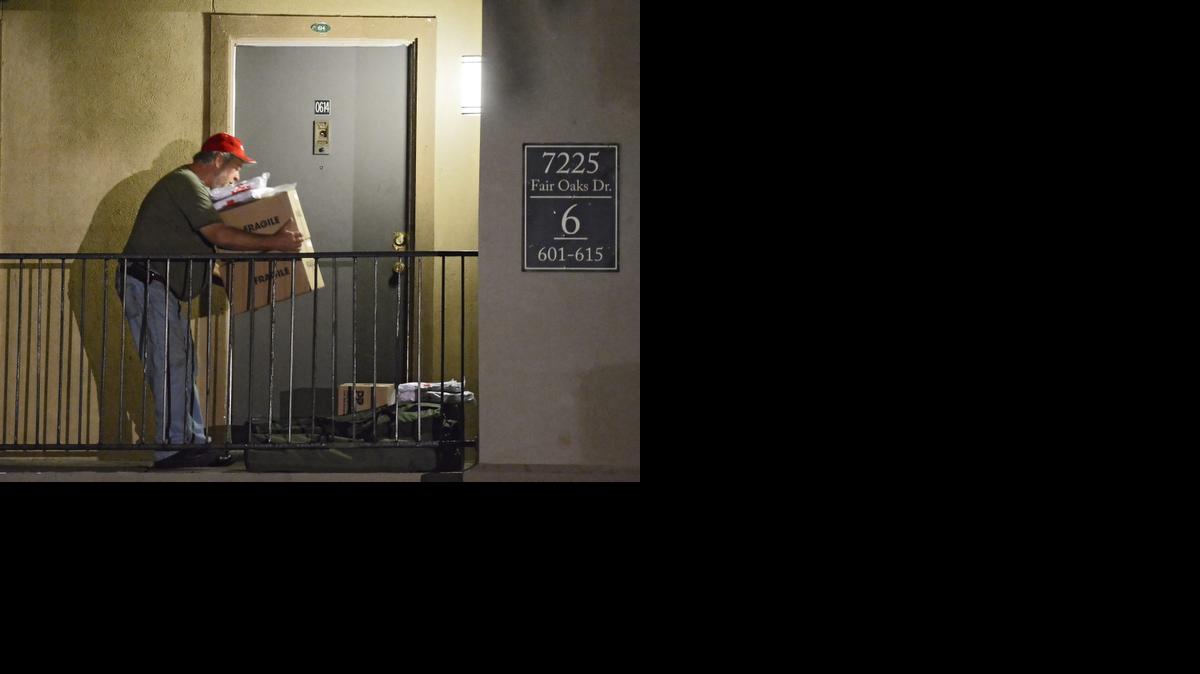 
Funcionarios de la Cruz Roja entregan sábanas y otros utensilios hospitalarios en el apartamento donde se encuentra Thomas Eric Duncan, un paciente de ébola, el jueves 2 de octubre de 2014, en Dallas, Texas (EE.UU.). Las autoridades sanitarias de EE.UU. aislaron en su domicilio a la familia del enfermo de ébola en Dallas (Texas) y ampliaron la vigilancia médica a cerca de un centenar de personas de su entorno, en la jornada en que se confirmó en Liberia el cuarto caso de un estadounidense infectado. EFE/Larry W. Smith
