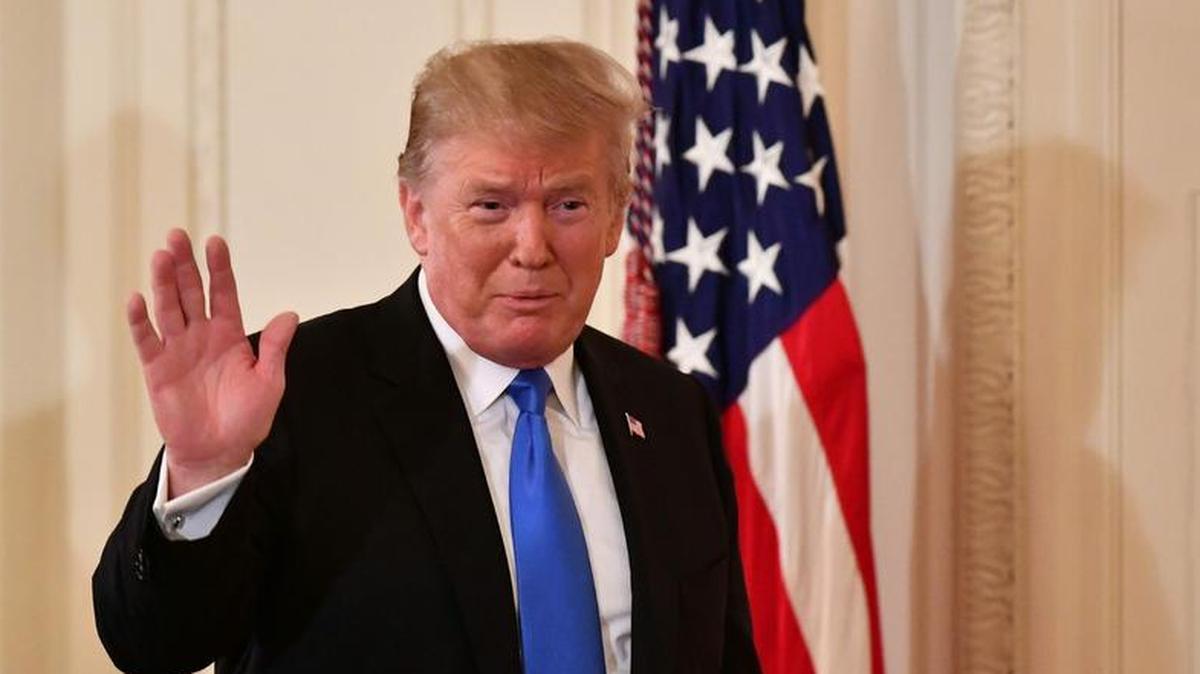 El presidente de EEUU, Donald Trump, saluda después de anunciar su nominación a la Corte Suprema en el Salón Este de la Casa Blanca el 9 de julio de 2018 en Washington, DC.