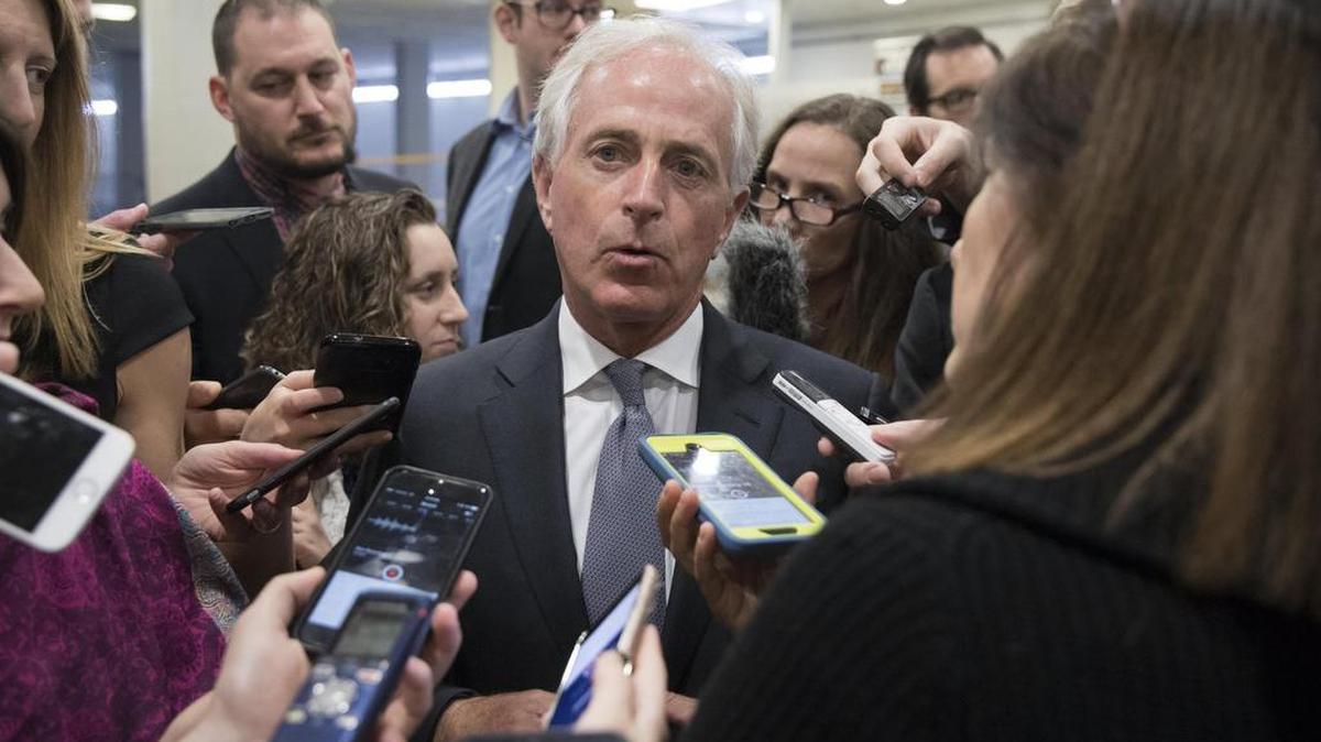El senador republicano de Tennessee Bob Corker (c) responde las preguntas de la prensa cerca del Senado antes de votar en el Capitolio, en Washington, Estados Unidos, el 19 de octubre de 2017.