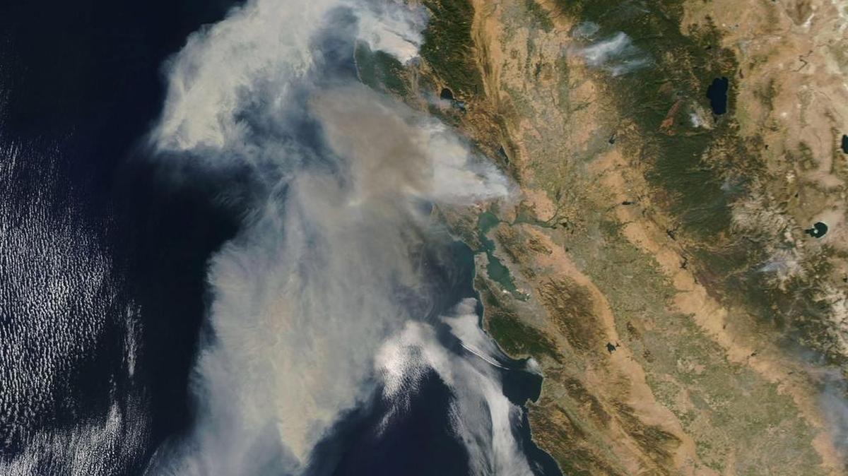 Fotografía cedida por la NASA que muestra la inmensa nube de humo procedente de los incendios que arrasan el norte de California, Estados Unidos, el pasado 9 de octubre de 2017.