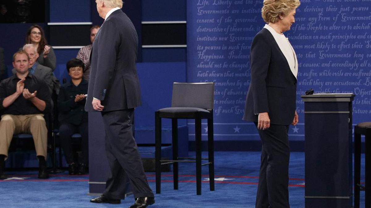 El candidato presidencial republicano Donald Trump, a la izquierda, y la candidata presidencial demócrata Hillary Clinton caminan a sus sillas para dar inicio al segundo debate presidencial en la Universidad de Washington en St. Louis. Foto de archivo del 9 de octubre de 2016.
