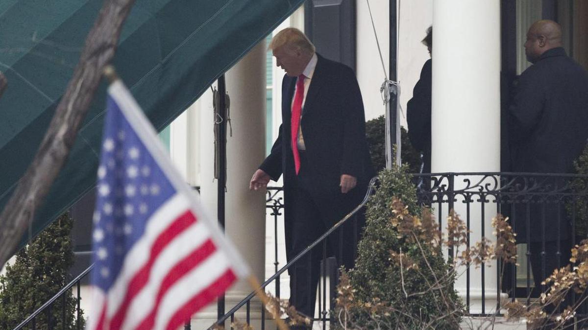 El presidente electo de los Estados Unidos, Donald J. Trump, sale de la Blair House para asistir a un servicio religioso en una iglesia frente a la Casa Blanca, en Washington (EEUU), hoy, 20 de enero de 2017.