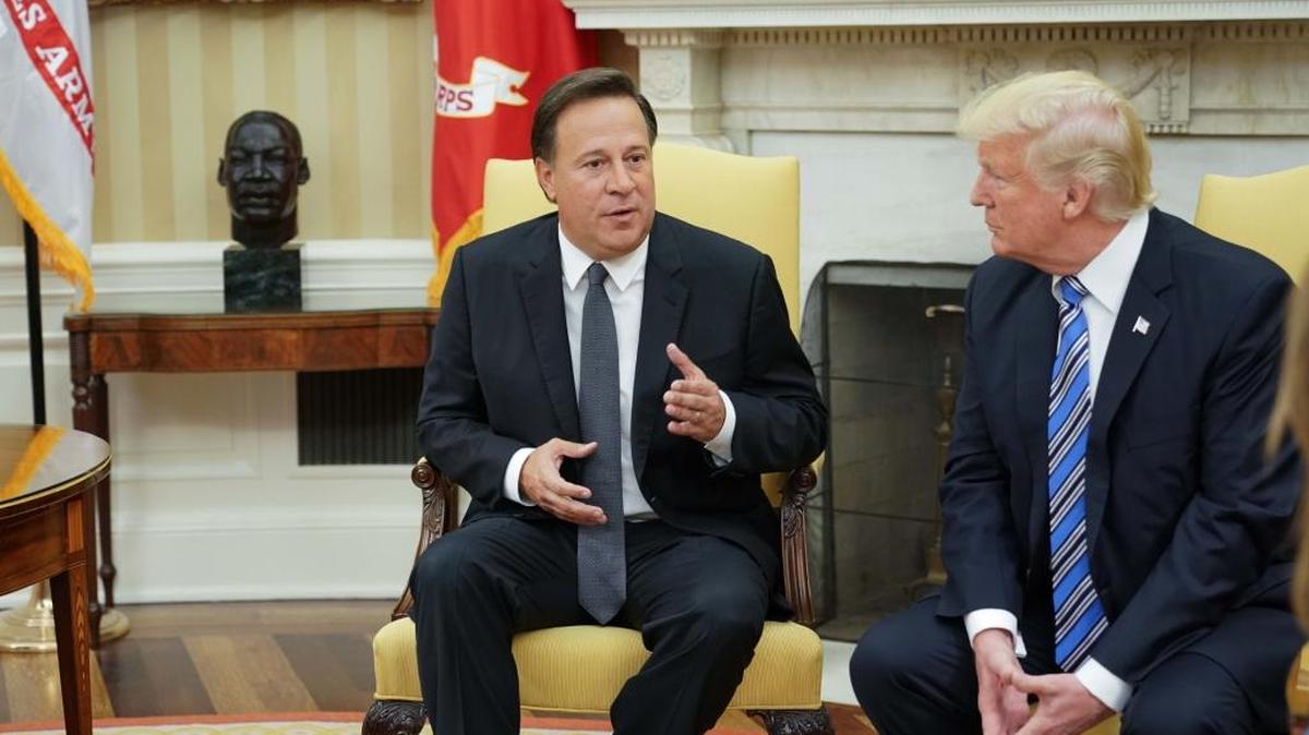 El presidente panameño Juan Carlos Varela (izq.) con el presidente Donald Trump en la Oficina Oval de la Casa Blanca el 19 de junio, en Washington, DC.