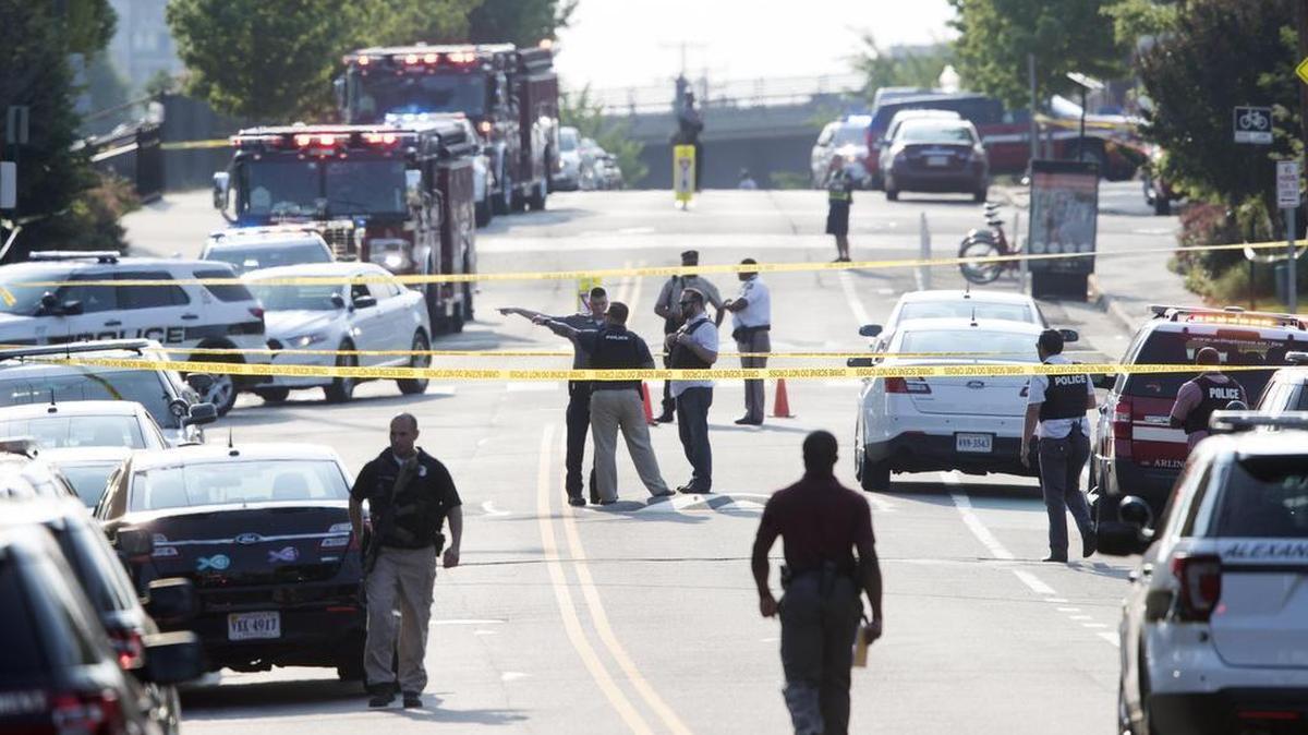 Agentes de policía estadounidenses permanecen en el lugar donde se produjo un tiroteo ocurrido en Alexandria, Virginia (Estados Unidos), el 14 de junio de 2017. Varias personas resultaron heridas, entre ellas el congresista republicano Steve Scalise, en el ataque.