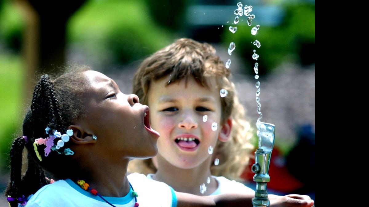 
El gobierno pidió a las municipalidades hace más de 50 años añadir flúor al agua para prevenir caries. Ahora, el flúor está en dentífricos, enjuagues orales y otros productos.
