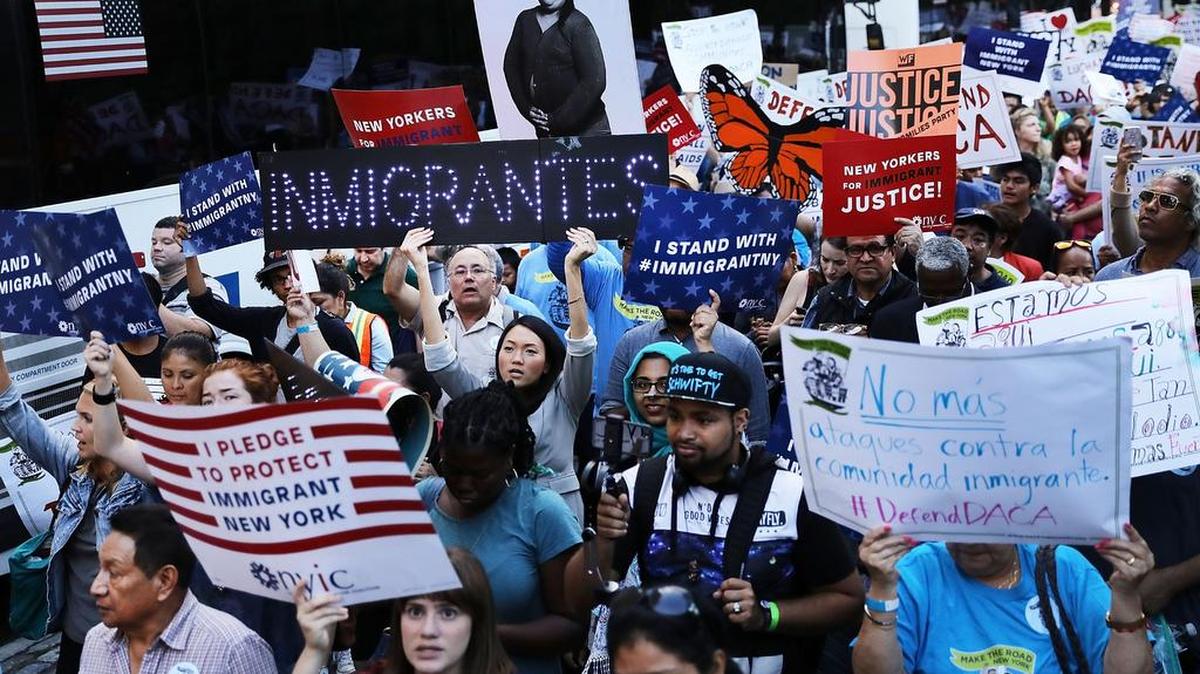 Cientos de partidarios y simpatizantes de los inmigrantes marcharon el jueves hacia el Trump Tower, en Nueva York, para mantener DACA.
