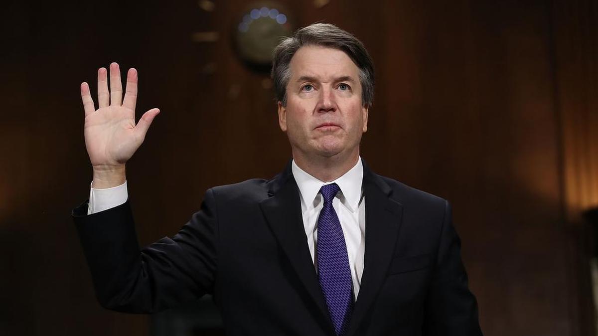 El juez Brett Kavanaugh prestó juramento antes de testificar ante el Comité Judicial del Senado durante su audiencia de confirmación ante el Tribunal Supremo en el Edificio de la Oficina del Senado Dirksen en Capitol Hill el 27 de septiembre de 2018 en Washington, DC.