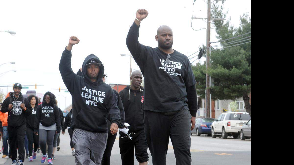
Manifestantes de la Liga por la Justicia protestan en Nueva York por la muerte de Freddie Gray, quien resultó gravemente herido al ser arrestado por la policía en Baltimore.
