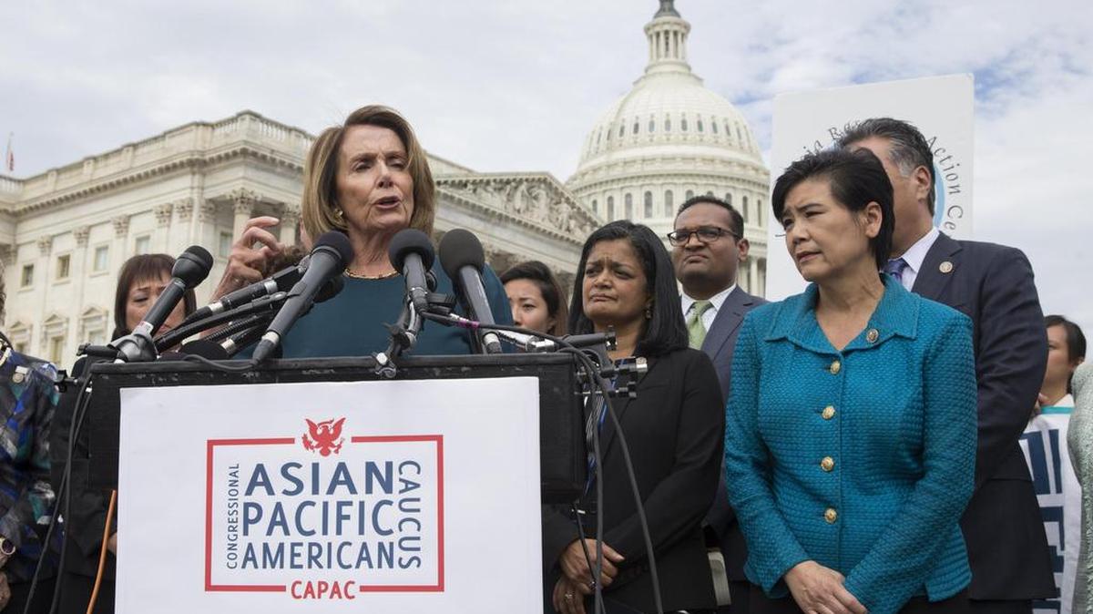 La responsable de la minoría demócrata en la Cámara de Representantes, Nancy Pelosi, (c) se dirige a los medios para tratar el programa DACA durante una conferencia de prensa en el Capitolio, en Washington, Estados Unidos, el12 de septiembre de 2017.