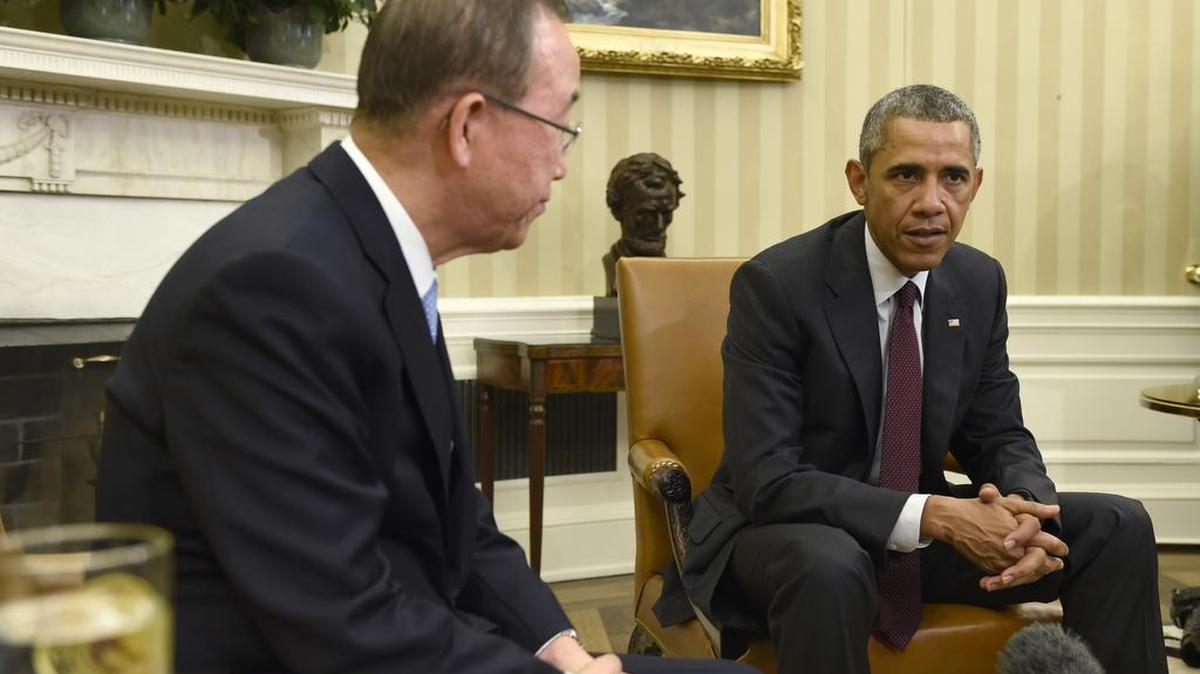 
El presidente Barack Obama (der.) habla con el secretario general de la ONU Ban Ki-moon durante un encuentro en la Oficina Oval de la Casa Blanca.
