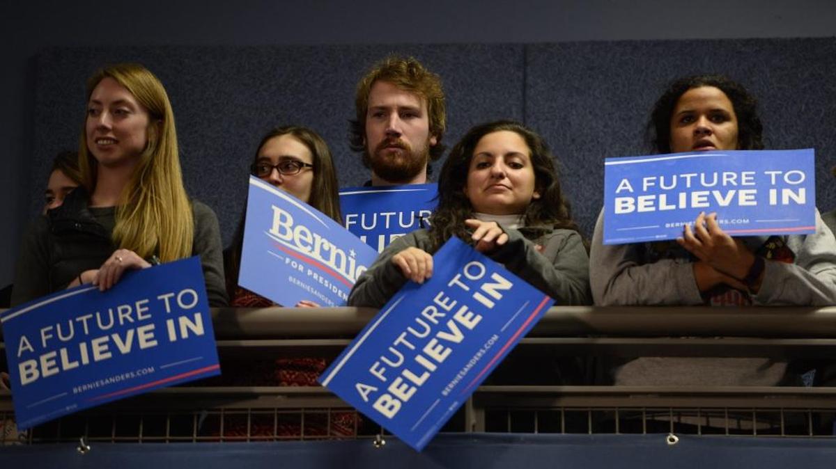 Seguidores del senador y precandidato presidencial demócrata Bernie Sanders (fuera del cuadro) lo escuchan en un evento de campaña en el Manchester Community College de Manchester, New Hampshire, el lunes 4 de enero.