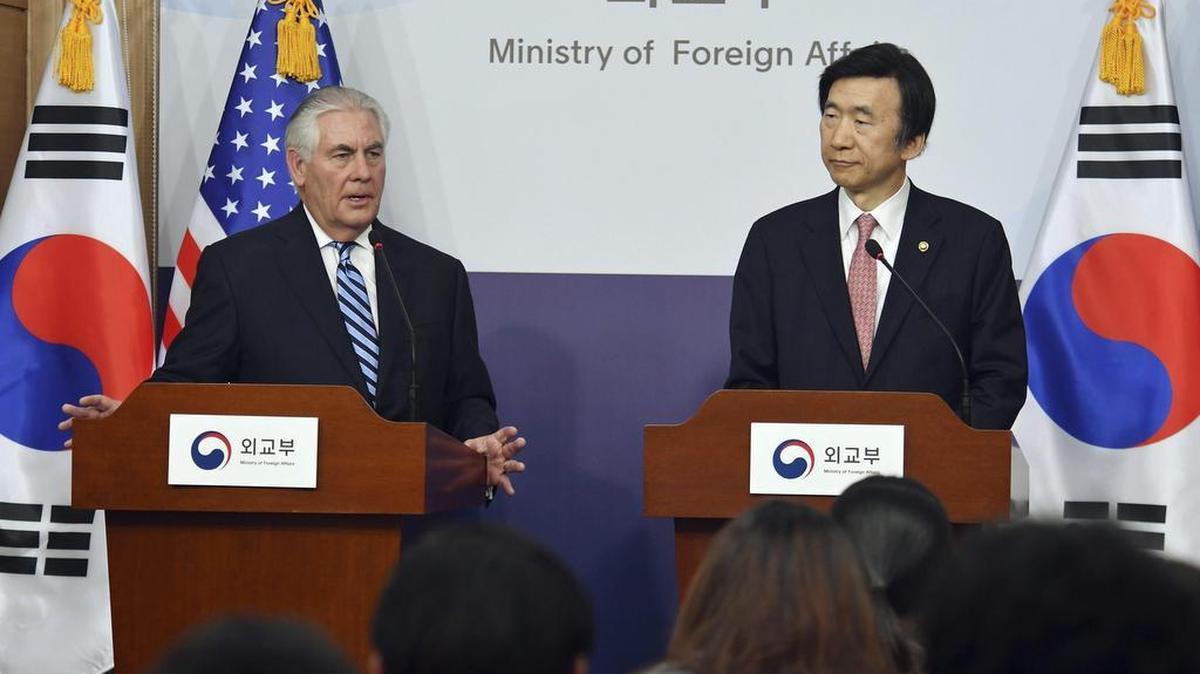 El ministro de Asuntos Exteriores surcoreano, Yun Pyung-Se (d), y el secretario de Estado norteamericano, Rex Tillerson, ofrecen una rueda de prensa tras su reunión en Seúl, Corea del Sur, el17 de marzo de 2017.