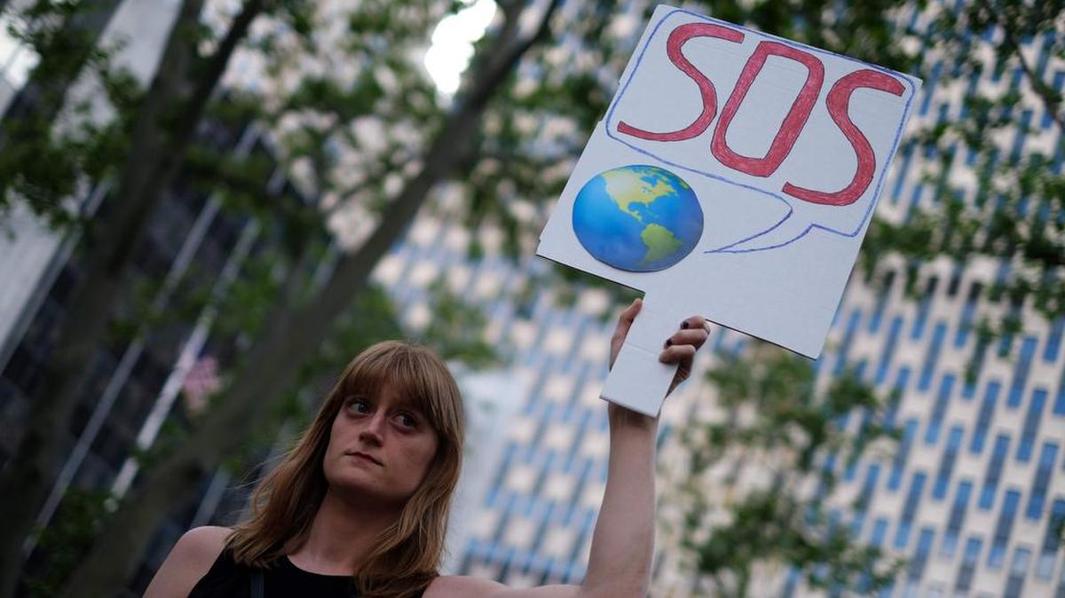 Una mujer protesta contra la decisión del presidente Donald Trump de retirar a EEUU del Acuerdo de París por el cambio climático, el jueves en Nueva York.