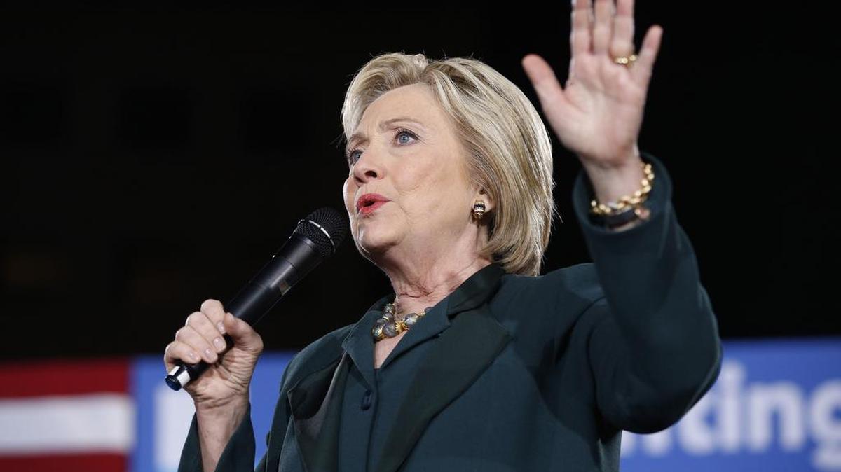La precandidata presidencial Hillary Clinton habla durante un evento de campaña en Las Vegas.