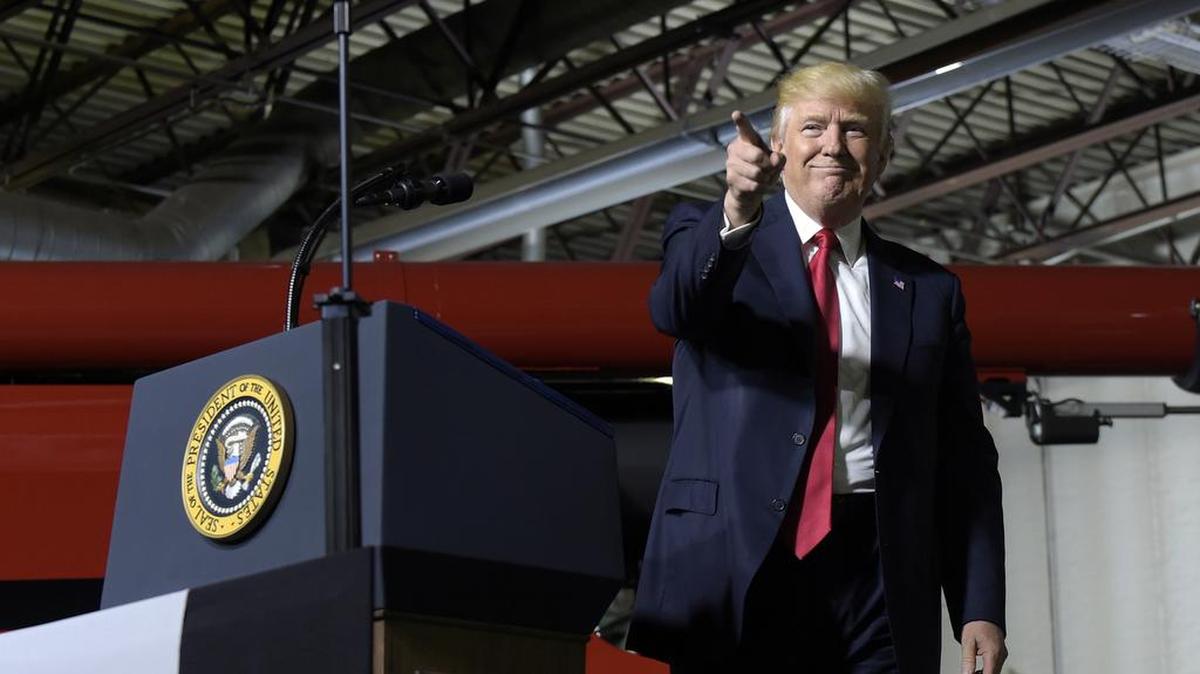 El presidente Donald Trump en el escenario del Kirkwood Community College, durante una visita a Cedar Rapids, Iowa, el 21 de junio de 2017.