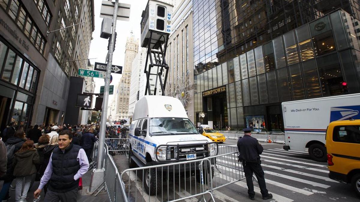 Vista de un vehículo de vigilanda del Departamento de Policía de Nueva York cerca al edificio Torre Trump, residencia y una de las oficinas del magnate y presidente electo de Estados Unidos, Donald Trump, el lunes 14 de noviembre de 2016, en Nueva York.