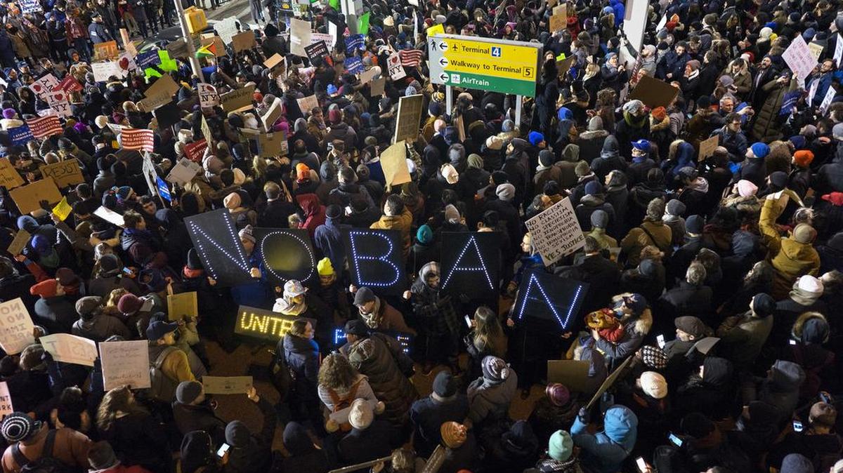 Manifestantes se reúnen en el aeropuerto internacional John F. Kennedy en Nueva York el 28 de enero del 2017, el día después de que el presidente Donald Trump firmó una orden ejecutiva suspendiendo la inmigración de las naciones de mayoría musulmana incluyendo a Irak, Siria, Irán, Sudán, Libia, Somalia y Yemen. Foto de archivo.