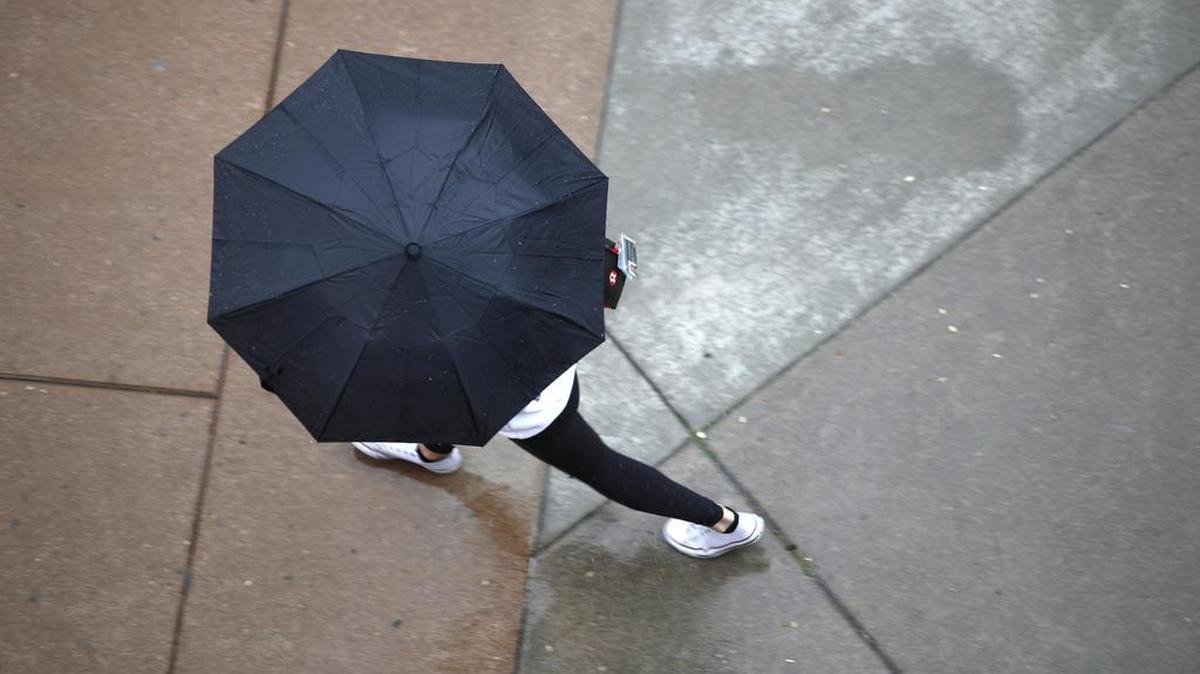 Un transeúnte con una sombrilla camina por la calle en Denver, Colorado, el 5 de septiembre del 2018.