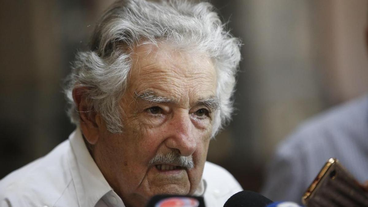 El ex presidente de Uruguay José Mujica ofrece declaraciones a los medios, en Montevideo (Uruguay).